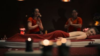 Kırmızılı kadın geleneksel Tay spa salonda yakınındaki Tekdüzen Asyalı kadınlar