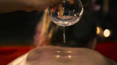 yakın çekim el pour masaj yağı vücut Tay spa salonda üzerinde