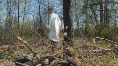 ormanda yürüyüş güneşli gün beyaz Üniformalı erkeklere