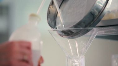 modern laboratuvarda çalışan laboratuvar asistanı eller Close-Up 
