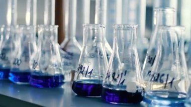 test tüpleri modern laboratuvar arka planda mavi likörün Close-Up