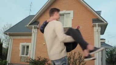 Oldukça üzerinde yeni ev açık havada izlerken Çift.