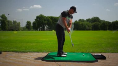 genç adam play golf yeşil çimenlerin üzerinde yaz golf Club