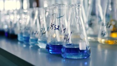 test tüpleri modern laboratuvar arka planda mavi likörün Close-Up