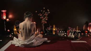 Masaj tablo geleneksel Tay spa salonda beyaz elbise ile güzel kadın