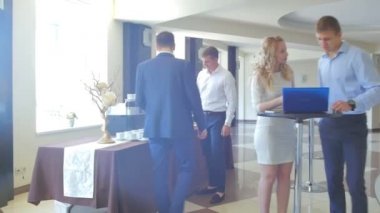 sarışın kadınla modern ofis binasında çalışan genç iş adamları