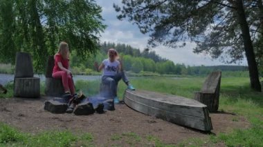 insanlara açık havada doğa göl yakınındaki yeşil orman rahatlatıcı  