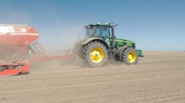 erkek siyah gömlekli birleştirmek hasat alanında binmek 