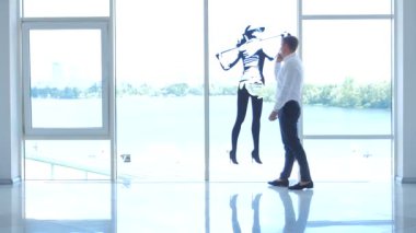 Modern ofis binası, telefon kullanarak genç iş adamı