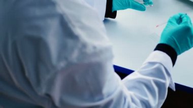 modern laboratuvarda çalışan beyaz üniformalı kadın 