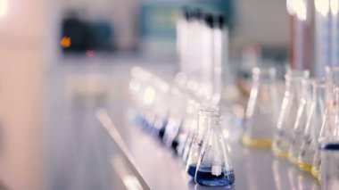 test tüpleri modern laboratuvar arka planda mavi likörün Close-Up