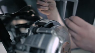 Tamir dükkanında çalışan makinist