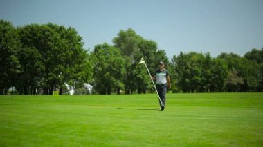 genç adam play golf yeşil çimenlerin üzerinde yaz golf Club