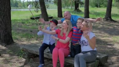 rahatlatıcı ve açık havada doğa üzerinde yeşil orman telefon kullanarak  