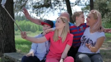 rahatlatıcı ve açık havada doğa üzerinde yeşil orman telefon kullanarak  