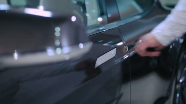 genç işadamı Close-Up modern yeni arabada otur