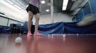 topları ile spor üniformalı kadın