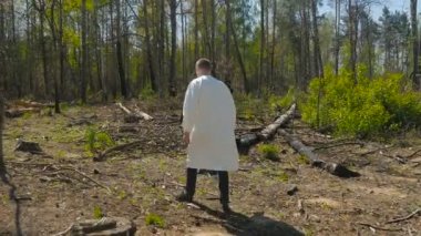 ormanda yürüyüş güneşli gün beyaz Üniformalı erkeklere