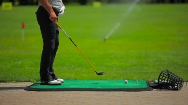 genç adam play golf yeşil çimenlerin üzerinde yaz golf Club