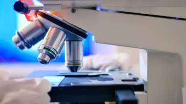 modern laboratuar mikroskobu ile çalışan beyaz üniformalı kadın 