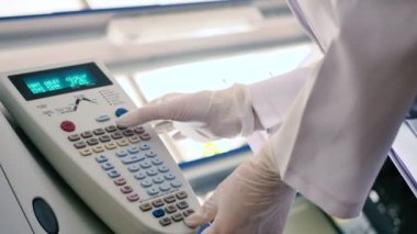 modern laboratuvar bilgisayarla çalışma beyaz üniformalı genç brunet kadın 