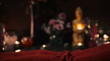 Asyalı kadın kırmızı üniformalı spa salonda boyun için geleneksel Tay masajı yapıyor