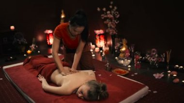 spa salonda geleneksel Tay masajı yapıyor erkek