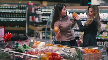 sepet bakkal dükkanında ile genç güzel benzetmeler