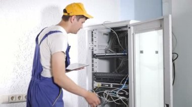 ofiste makine tamir mavi iş üniformalı genç adam 