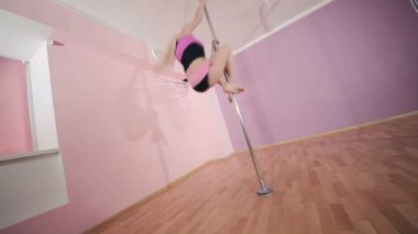 sarışın kadın kutup dans stüdyosu 