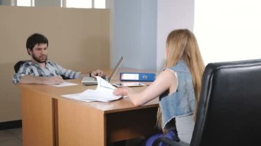 genç kadın çalışma üniforma temiz Ofis Masası, zaman zaman çalışma iş adamları