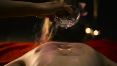 yakın çekim el pour masaj yağı vücut Tay spa salonda üzerinde