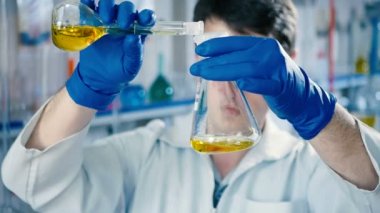 modern laboratuvar test tüpleri ile çalışan beyaz üniformalı genç laboratuvar asistanı 