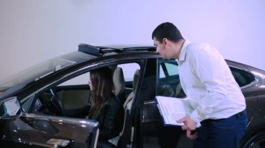 modern araba galerisinde erkek yardımcı genç adam satış Yöneticisi.