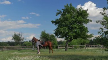 adam atı ile siyah kask içinde 