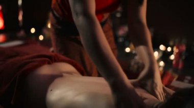 spa salonda geleneksel Tay masajı yapıyor erkek