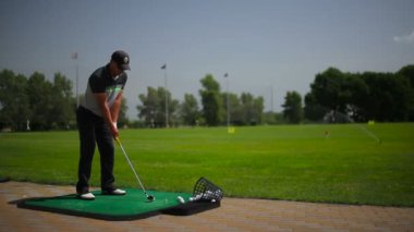 genç adam play golf yeşil çimenlerin üzerinde yaz golf Club