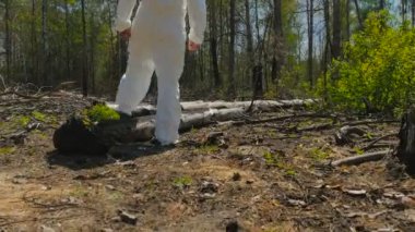 üzgün adam beyaz üniforma ve orman kırık ağaçlarının tam güneşli gün yürüyüş maskesi