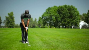 genç adam play golf yeşil çimenlerin üzerinde yaz golf Club