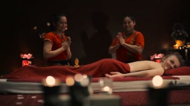 Kırmızılı kadın geleneksel Tay spa salonda yakınındaki Tekdüzen Asyalı kadınlar