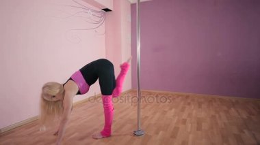 sarışın kadın kutup dans stüdyosu 