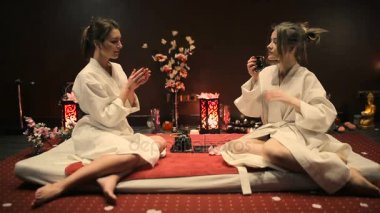 Beyaz elbise içinde güzel kadınlar geleneksel Tay spa salonda çay