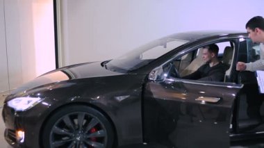 modern araba galerisinde istemci yardımcı erkek satış Yöneticisi.