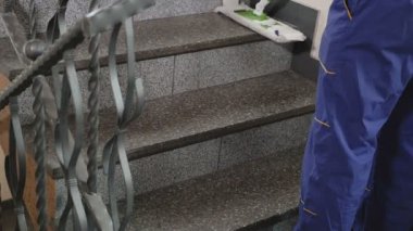 çalışma üniforma temiz merdiven genç adam 