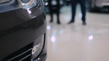 siyah modern araba close-up. İstemci içinde araba Bayilik yardımcı satış Yöneticisi.