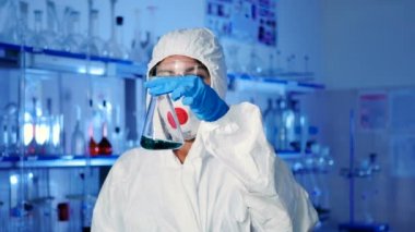 beyaz üniforma genç kadın, maske ve modern laboratuvarda çalışan mavi eldiven 