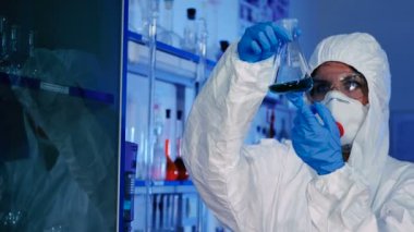 beyaz üniforma genç kadın, maske ve modern laboratuvarda çalışan mavi eldiven 