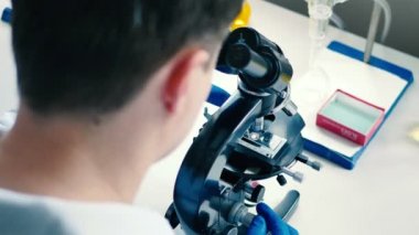 modern laboratuvar mikroskop kullanarak beyaz Üniformalı erkeklere 