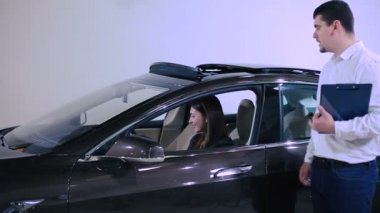 modern araba galerisinde erkek yardımcı genç adam satış Yöneticisi.