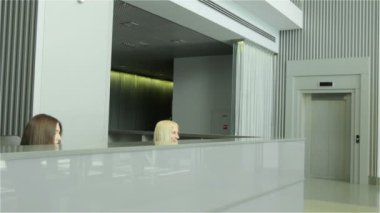 modern bina resepsiyonda çalışan genç iş kadınları